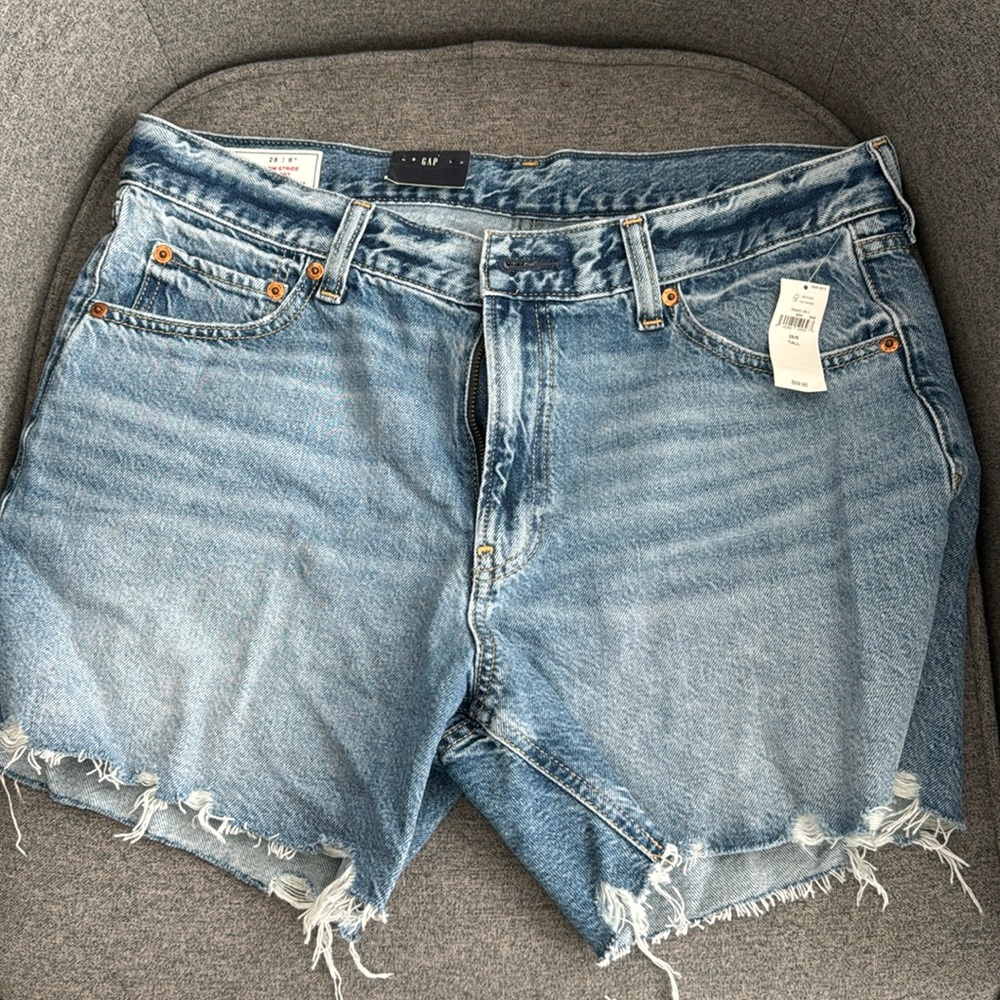 New With Tags
Gap
Low Stride Shorts
Color:  medium destroy
Size:	28 Long Tall